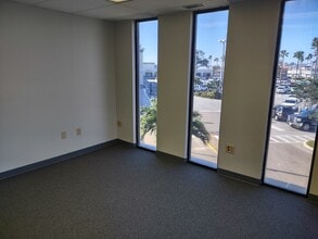 801 W Bay Dr, Largo, FL à louer Photo intérieure- Image 2 de 15