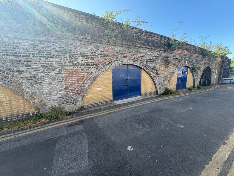 Barton Rd, Rochester à louer - Photo du bâtiment - Image 2 de 3