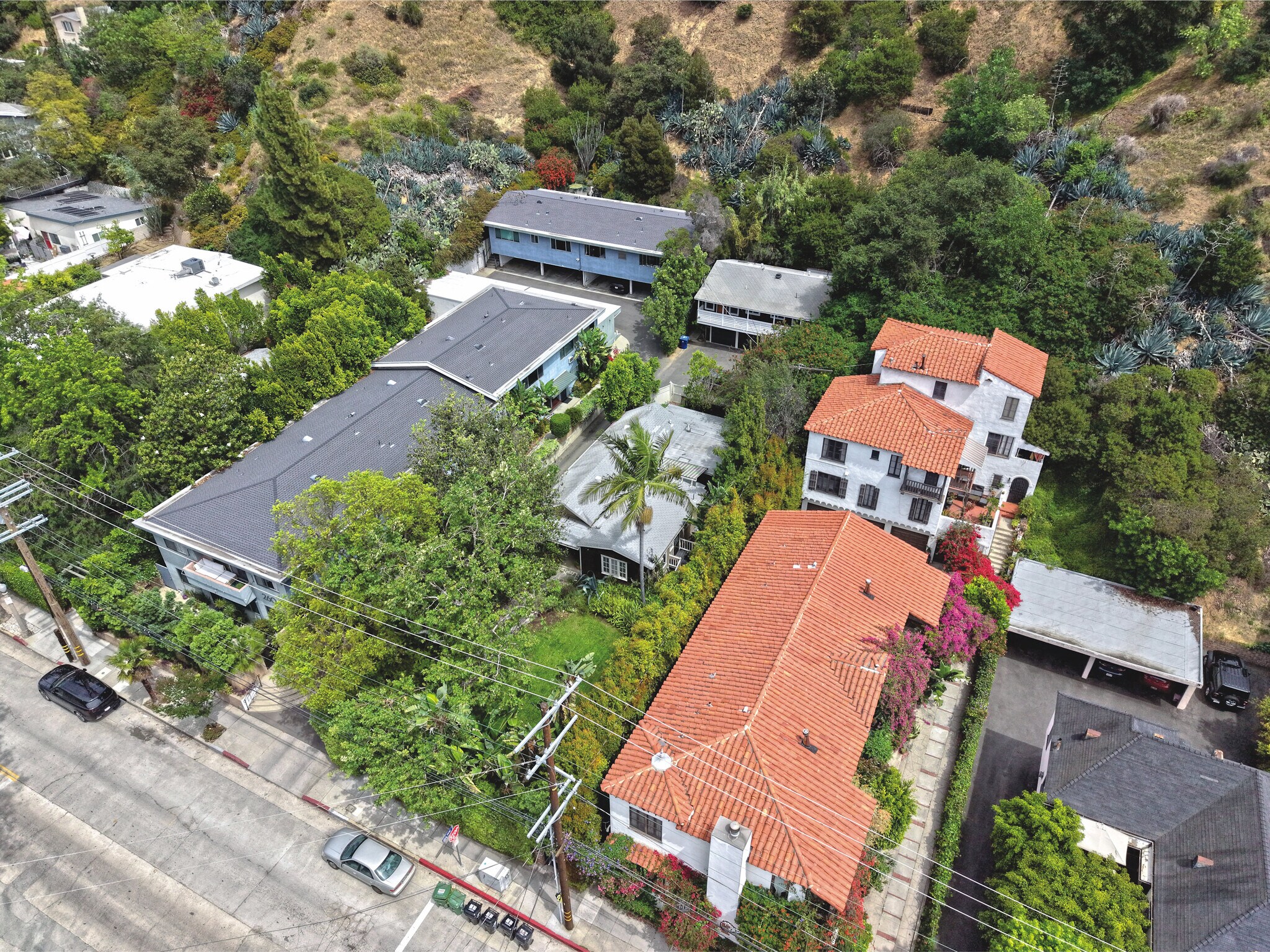 2592 N Beachwood Dr, Los Angeles, CA à vendre Photo du bâtiment- Image 1 de 34