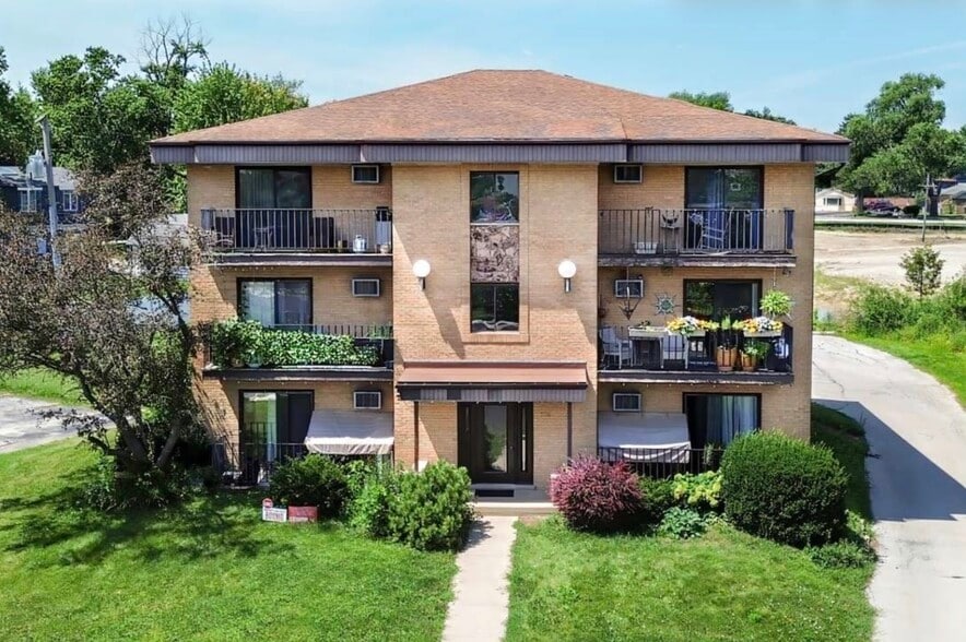 7710 Wildwood Ct, Darien, IL for sale - Building Photo - Image 3 of 7