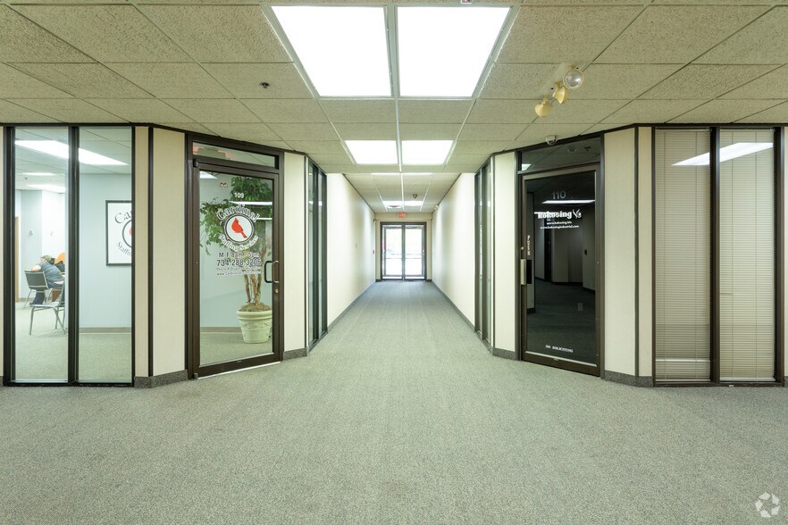 20500 Eureka Rd, Taylor, MI à vendre - Hall d’entrée - Image 3 de 5