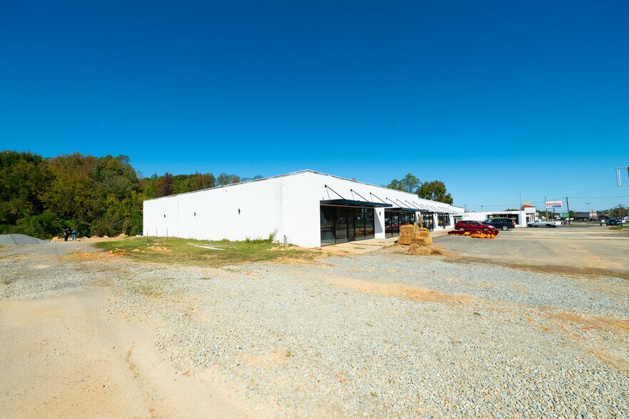711-719 N Madison Blvd, Roxboro, NC à louer - Photo du bâtiment - Image 3 de 17