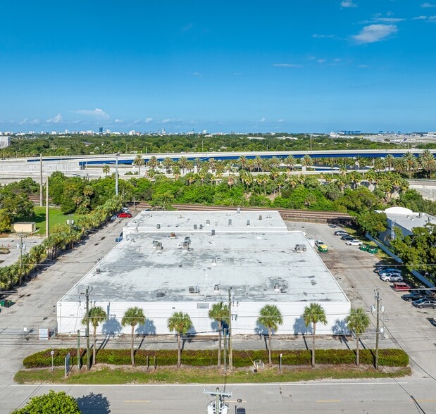 2968 Ravenswood Rd, Fort Lauderdale, FL for lease - Building Photo - Image 2 of 6