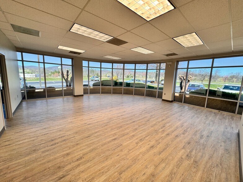 5310 Valley Park Dr, Roanoke, VA à louer - Photo du bâtiment - Image 3 de 7