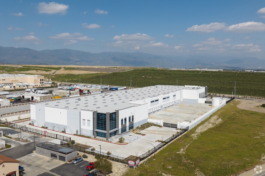 6260 Mango Ave, Fontana, CA for lease - Building Photo - Image 2 of 8