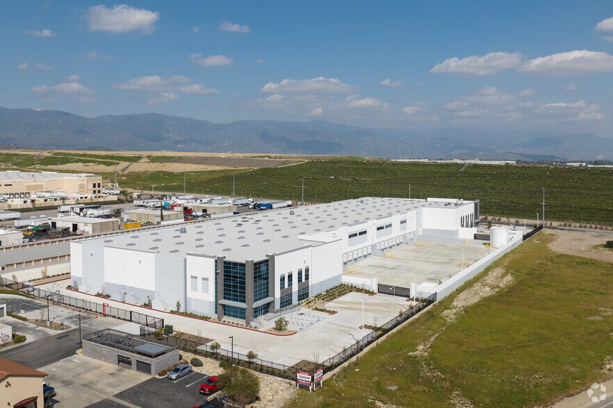 6260 Mango Ave, Fontana, CA à louer - Photo du bâtiment - Image 2 de 8