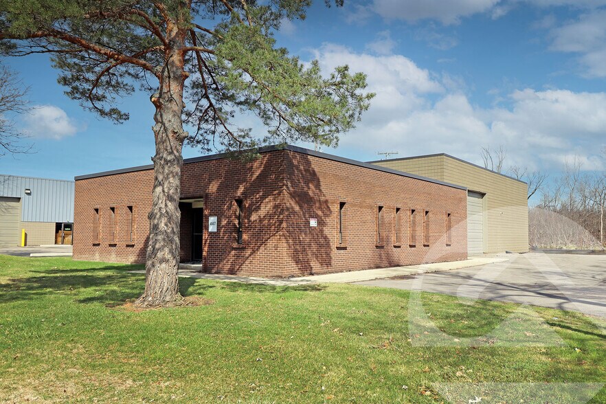 447 Elmwood Dr, Troy, MI for lease - Primary Photo - Image 1 of 1