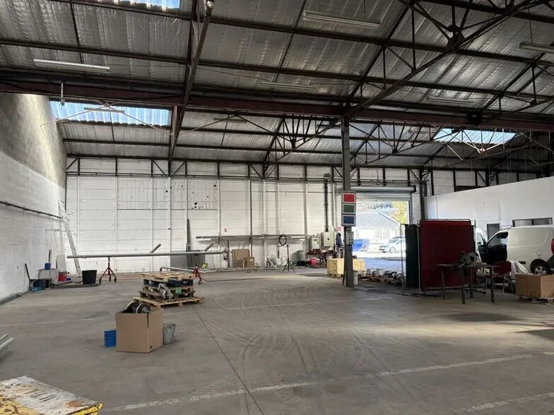 Flex in Feyzin for lease - Interior Photo - Image 2 of 7