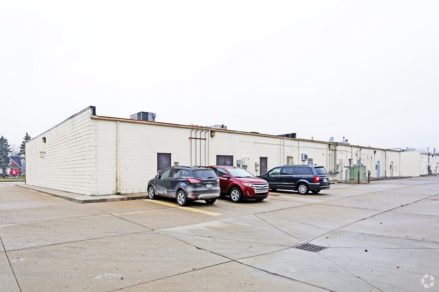 34700-34730 Dequindre Rd, Sterling Heights, MI à vendre - Photo du bâtiment - Image 2 de 5
