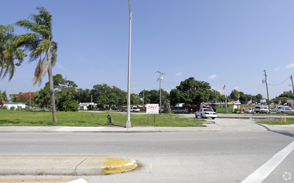 2108 Okeechobee Rd, Fort Pierce, FL à vendre - Photo du bâtiment - Image 2 de 4