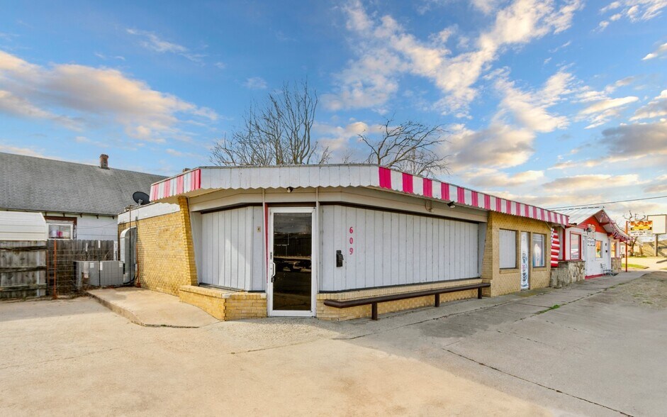 609 W Madison Ave, Arkansas City, KS for sale - Primary Photo - Image 1 of 5
