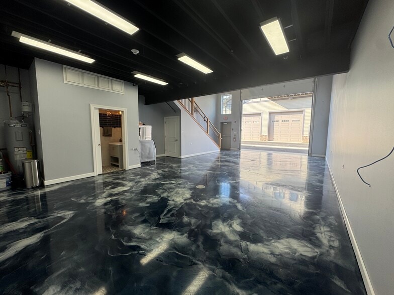 2244 Ferry Rd, Naperville, IL à vendre - Photo du bâtiment - Image 1 de 23