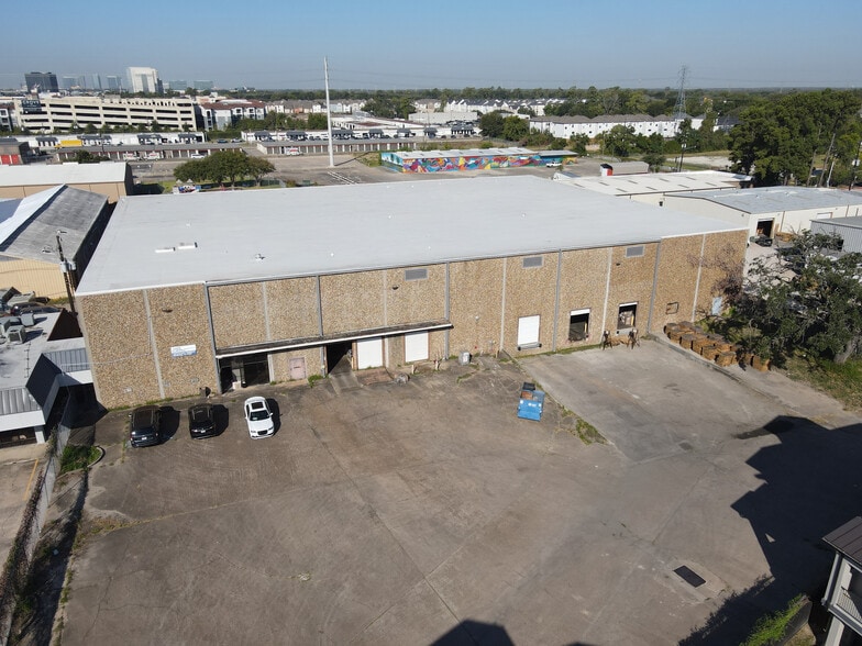 10910 Katy Fwy, Houston, TX à louer - Photo du bâtiment - Image 3 de 4