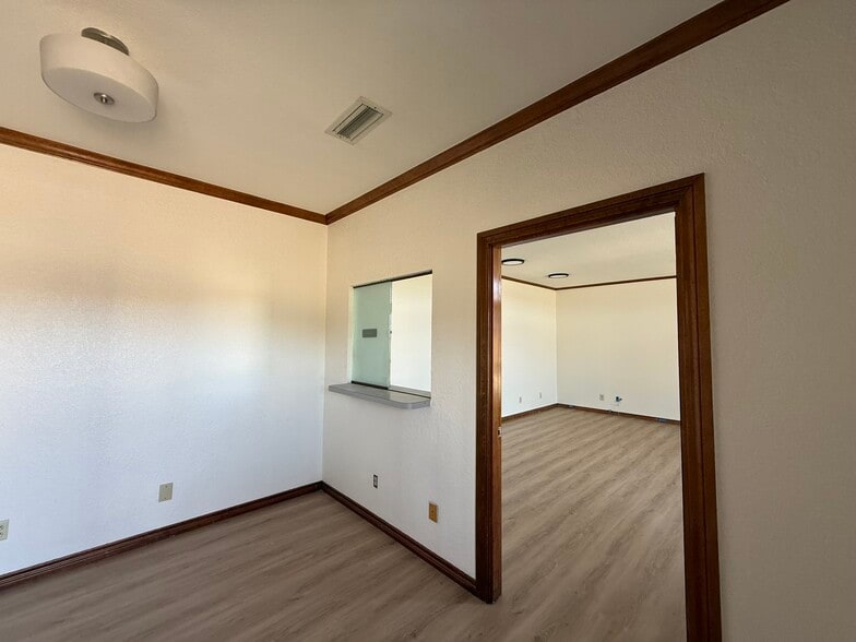 304 Harwood Rd, Bedford, TX for lease - Building Photo - Image 3 of 23