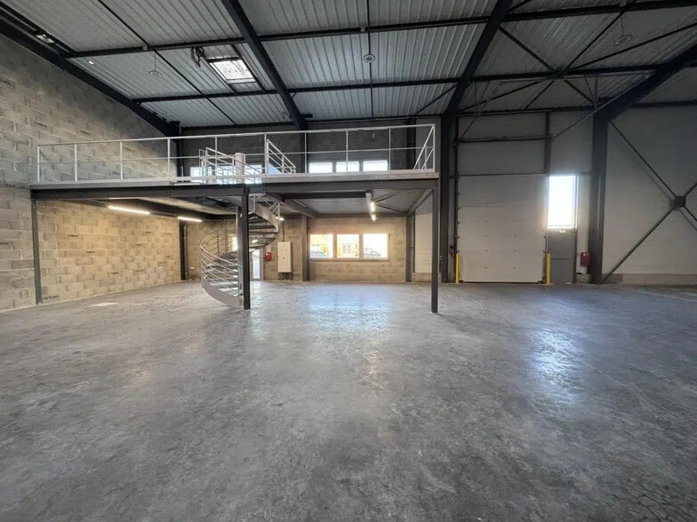 Flex in Saint-Priest for lease - Interior Photo - Image 3 of 5