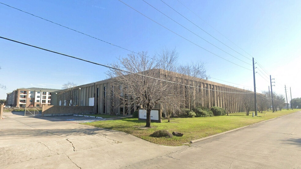 4030 Bluebonnet Dr, Stafford, TX for lease - Building Photo - Image 1 of 4