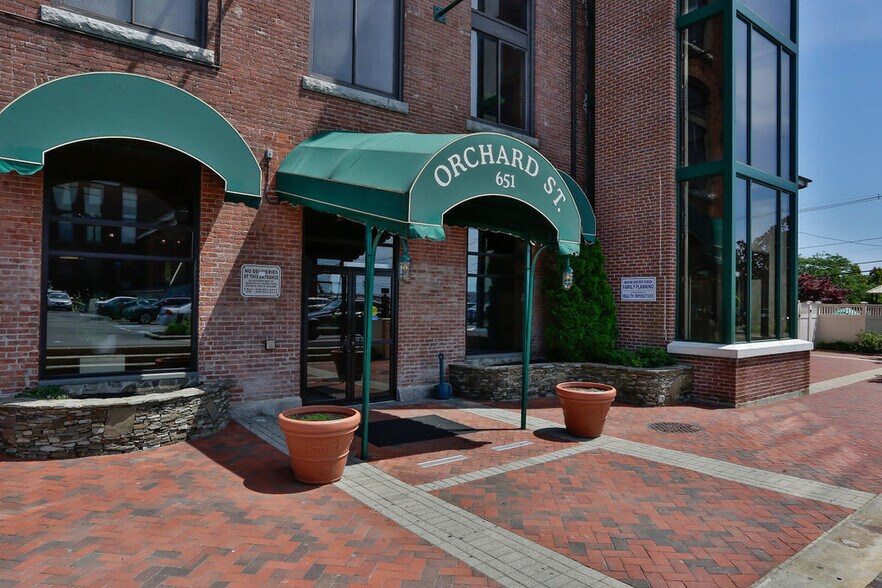 651 Orchard St, New Bedford, MA à louer - Photo du bâtiment - Image 2 de 10