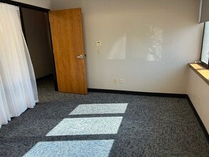 1061 Peruque Crossing Ct, O'Fallon, MO for lease Interior Photo- Image 1 of 5