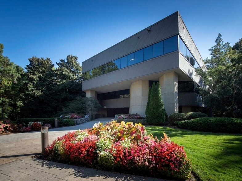 2300 Lake Park Dr SE, Smyrna, GA for lease - Primary Photo - Image 1 of 14