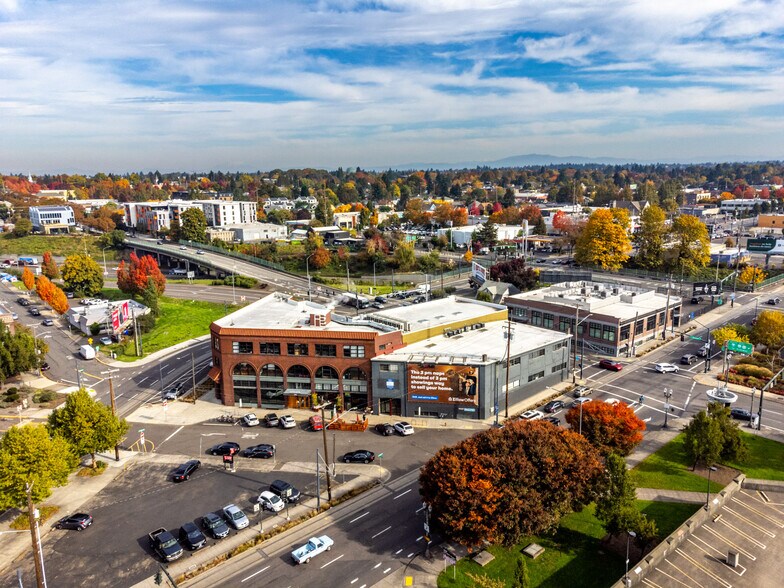 240 N Broadway, Portland, OR for lease - Building Photo - Image 3 of 18