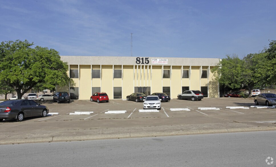 815 Trailwood Dr, Hurst, TX à louer - Photo du bâtiment - Image 3 de 10