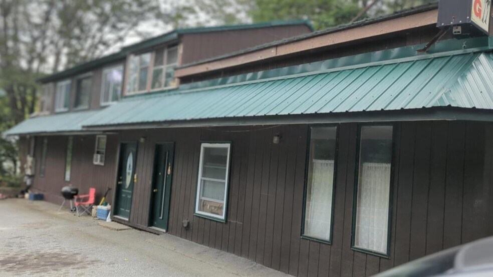 96 Chester Rd, Springfield, VT à vendre - Photo du bâtiment - Image 2 de 8