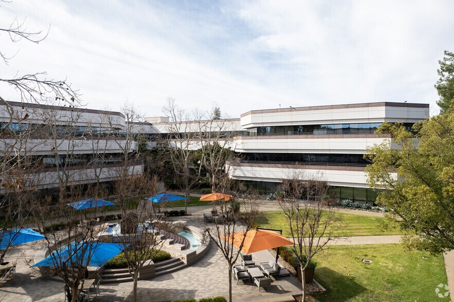 21860 Burbank Blvd, Woodland Hills, CA à louer - Photo du bâtiment - Image 2 de 13