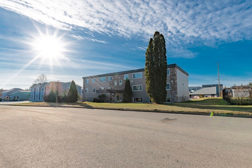 1753 Upland St, Prince George, BC à vendre - Photo du bâtiment - Image 2 de 2