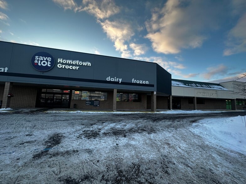 744 W Highland Rd, Highland, MI for lease - Building Photo - Image 3 of 4