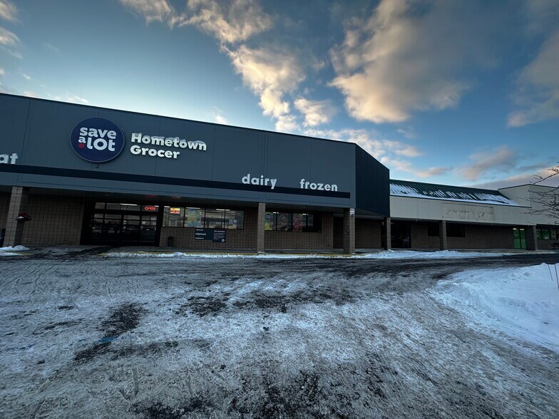 744 W Highland Rd, Highland, MI à louer - Photo du bâtiment - Image 3 de 4