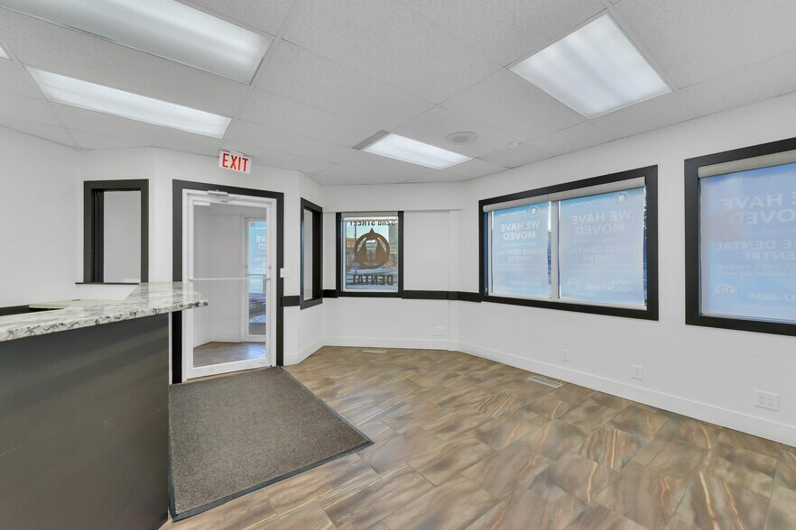 5116 52 St, Red Deer, AB à vendre - Photo du bâtiment - Image 3 de 21