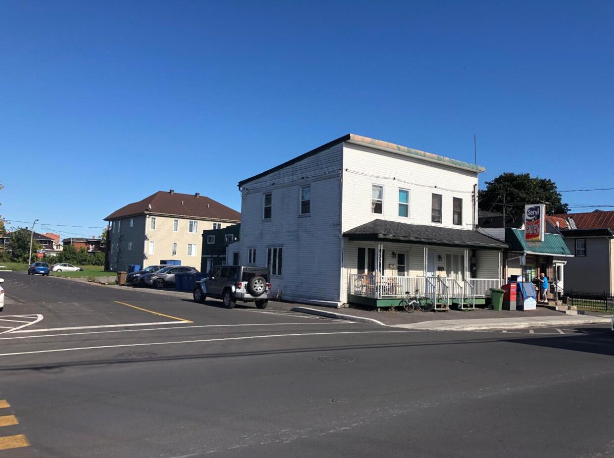123 Rue Jacques-Cartier, Salaberry-de-valleyfield, QC for sale Primary Photo- Image 1 of 1