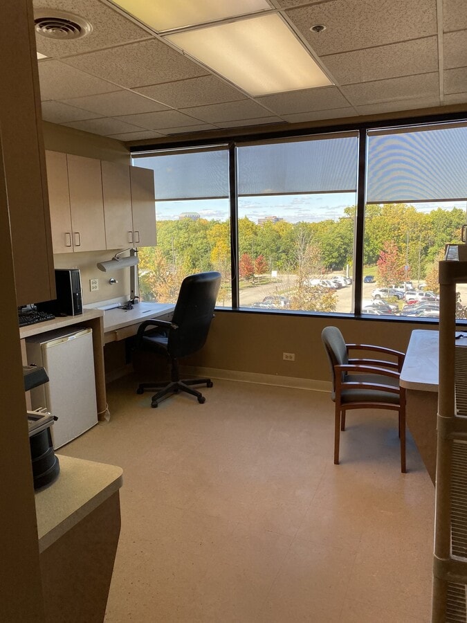 1585 N Barrington Rd, Hoffman Estates, IL 60169 - Unité 301+307 -  - Photo intérieure - Image 1 of 26