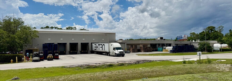 9910 Bavaria Rd, Fort Myers, FL à louer - Photo du bâtiment - Image 2 de 7