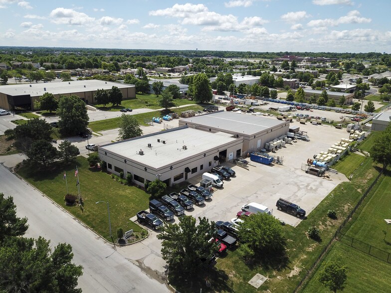 3 NE Victoria Dr, Lee's Summit, MO à vendre - Photo du bâtiment - Image 3 de 4