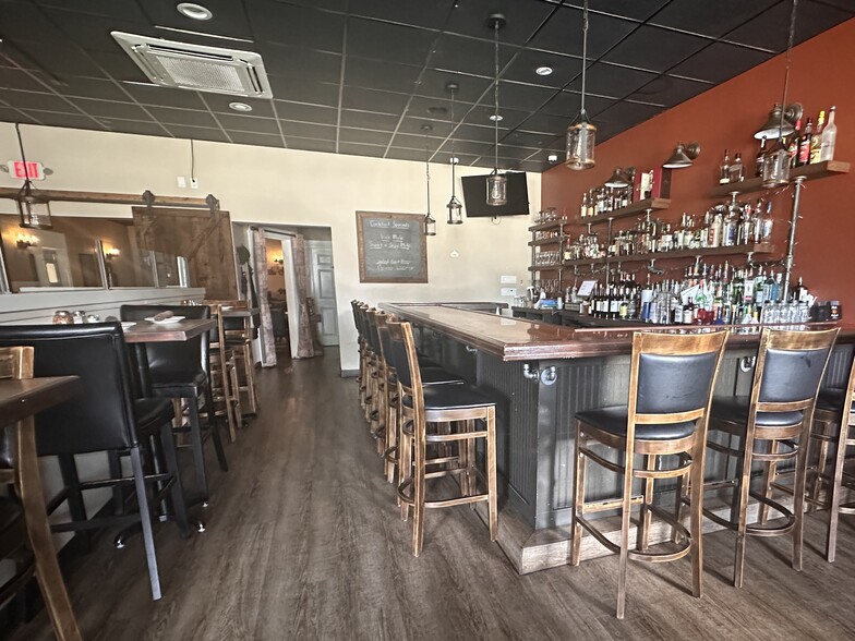 1015 Meriden Rd, Waterbury, CT for lease - Building Photo - Image 1 of 7