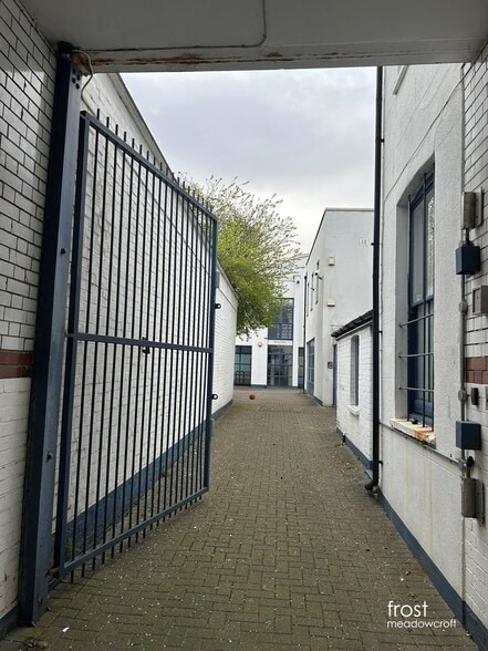 29-29A Margravine Rd, Londres à louer - Photo du bâtiment - Image 2 de 5