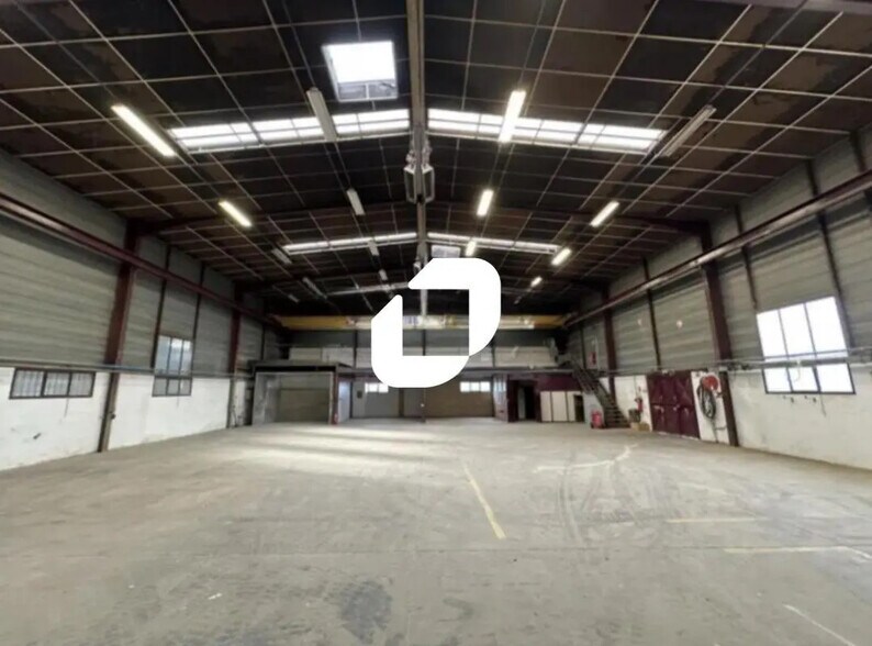 Flex in Chassieu for lease - Interior Photo - Image 3 of 10