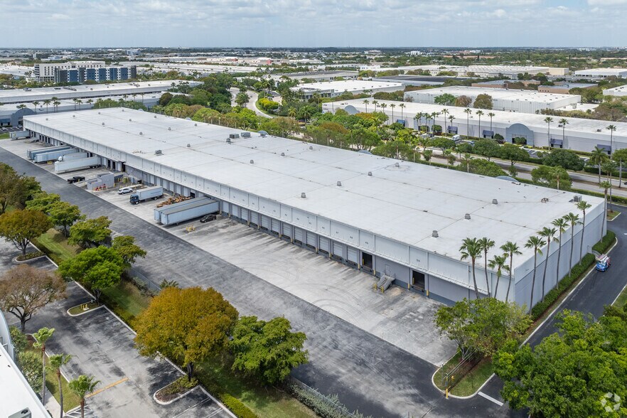 1665 NW 102nd Ave, Miami, FL à louer - Photo du bâtiment - Image 3 de 7