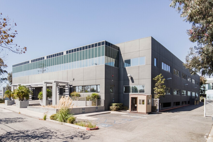 2335 Alaska Ave, El Segundo, CA for lease - Primary Photo - Image 1 of 4