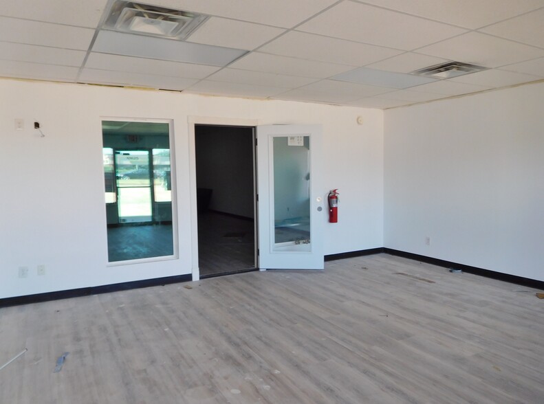 10621-10637 N May Ave, Oklahoma City, OK for lease - Interior Photo - Image 2 of 2