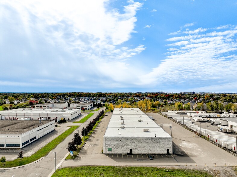 155-245 Av Avro, Pointe-claire, QC à louer - Aérien - Image 3 de 11