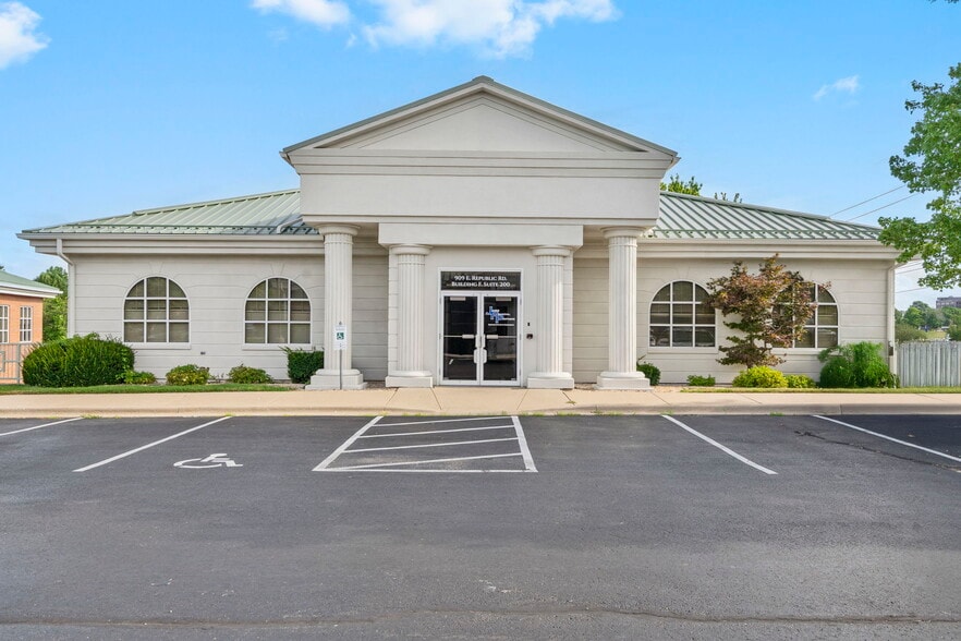 909 E Republic Rd, Springfield, MO for lease - Building Photo - Image 1 of 48