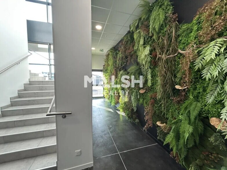 Bureau dans Décines-Charpieu à louer - Hall d’entrée - Image 3 de 8