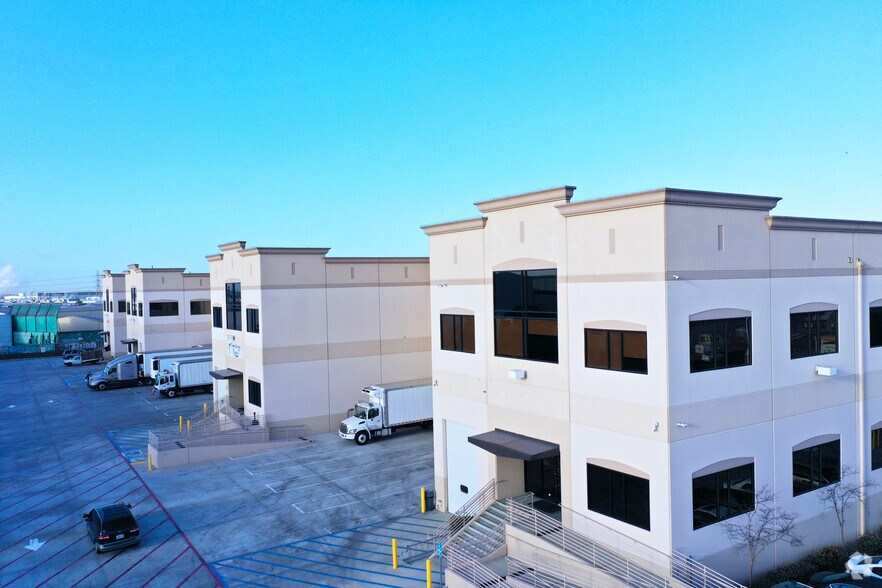 3000-3090 E Washington Blvd, Los Angeles, CA à louer - Photo du bâtiment - Image 3 de 16