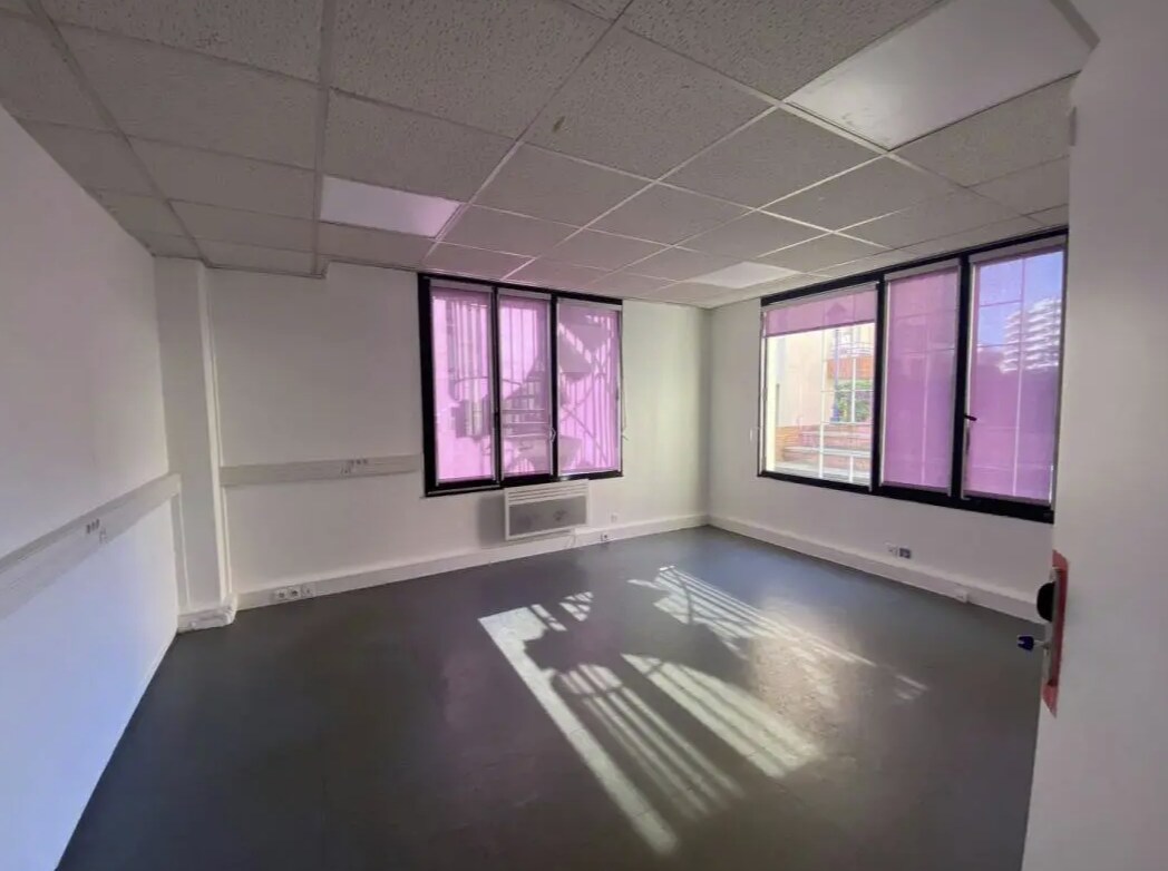 Office in Le Kremlin-Bicêtre for lease Building Photo- Image 1 of 5