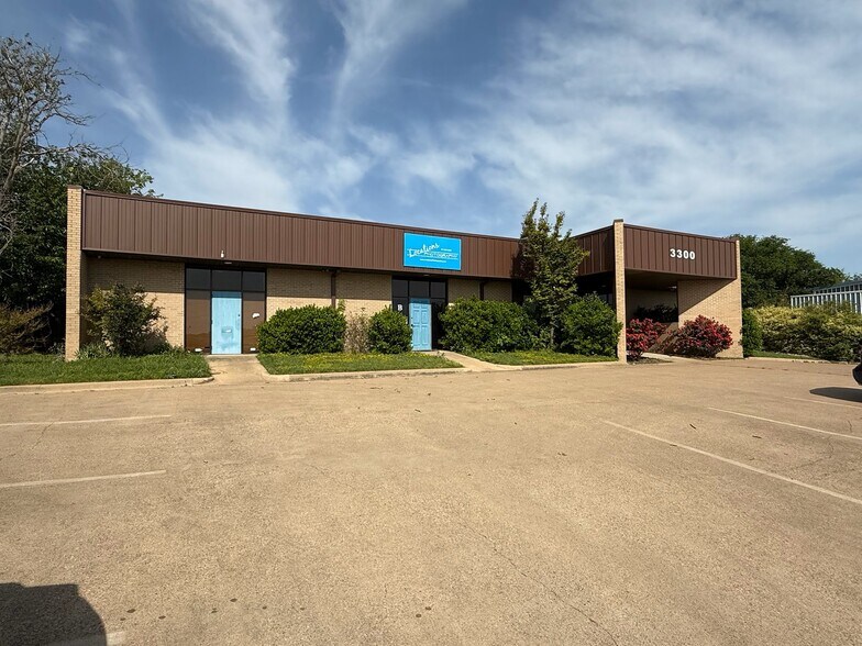 3300 Joyce Dr, Fort Worth, TX à louer - Photo du bâtiment - Image 1 de 8
