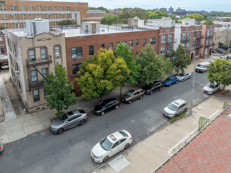 31-23 47th St, Astoria, NY à vendre - Photo du bâtiment - Image 2 de 23