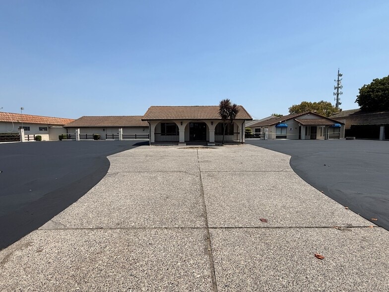 525 Abbott St, Salinas, CA for lease - Building Photo - Image 2 of 7