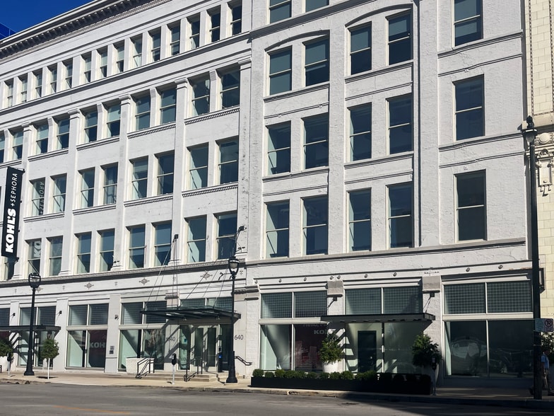 640 N Vel R Phillips Ave, Milwaukee, WI for lease - Interior Photo - Image 1 of 4